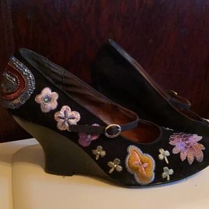 Kenzie embellished wedges size 9 chic comfort Excellent condition!